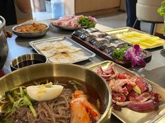 -围炉肉舍•炭烤活鳗•丹东海鲜烤肉(步行街店)