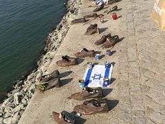 景点-多瑙河畔鞋履雕塑