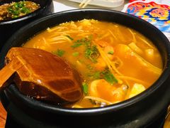 辣白菜海鲜豆腐汤-肉魁屋·烧肉·烧鸟·酒场(高新店)