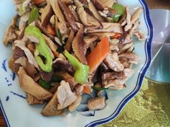 山珍野香菇炒肉-七彩云酸水鱼(龙胜十七分店)
