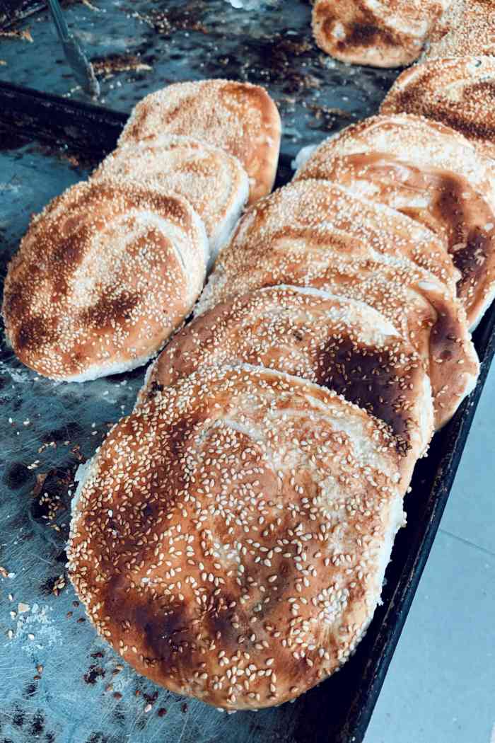 在老城厢瞎逛寻找美食,看到这里的大饼只要2块钱一个,买5还送一,看着