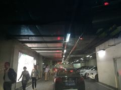 -万达广场菱角湖店-地面停车场