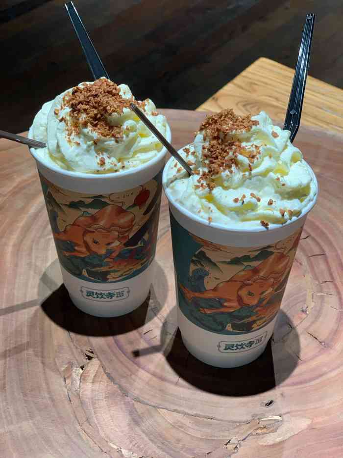 国庆假期和家人在附近吃烧烤,肯定想来杯奶茶喝喝,于是走几十米就有