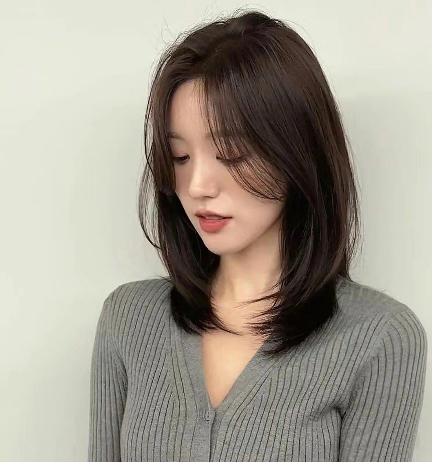 适合圆脸的女生\\n一款百搭又耐看的中长发发型简约又时尚随性大\\n方