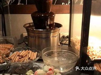 安格士牛排館沙拉吧~寬敞舒適, 竟然有整櫃的蛋糕可以