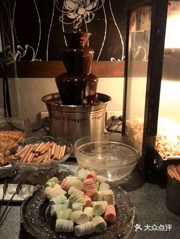 安格士牛排館沙拉吧～寬敞舒適， 竟然有整櫃的蛋糕可以