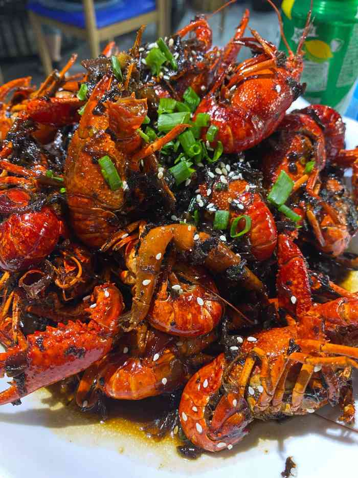 有钳任性龙虾馆-"[薄荷]环境:店面很大.一共三层.生意好.