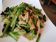 山芹炝炒豆黄金-老牌坊鲁菜名店(宽厚里店)