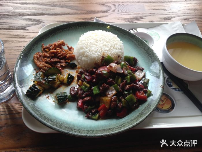 黑椒牛肉粒套饭