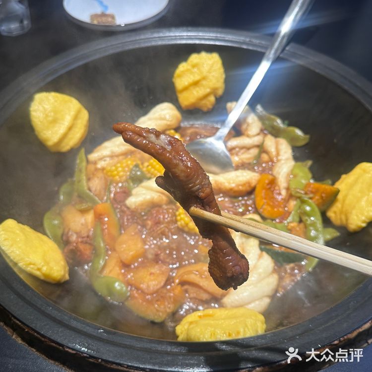 终于来到了东北！吃到了正宗的铁锅炖🤩