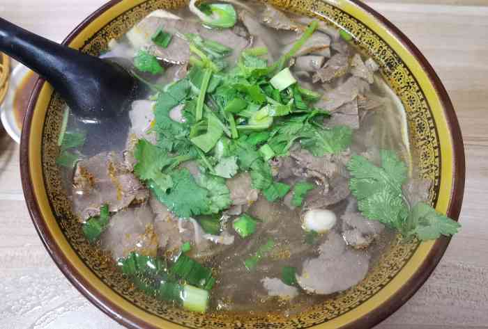 古法传统牛肉汤-"上中医附近的小弄堂里的小店,生意很好,不.