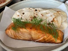 烟熏三文鱼配烤饺子皮和芥末籽酱-BOR Eatery(安福路店)