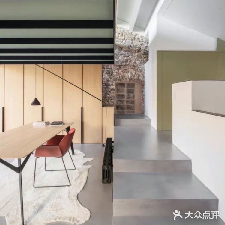 有年代感的下沉式石屋翻新极简设计