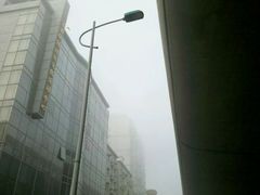 图书馆就在这栋楼里，雾霾天抓拍-长海路街道图书馆(翔殷馆)