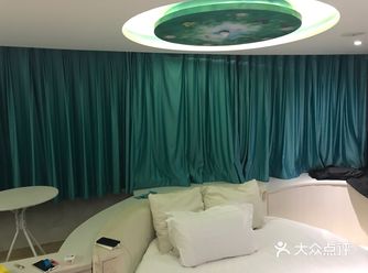 很便宜，房间不算大，但是有个大浴缸