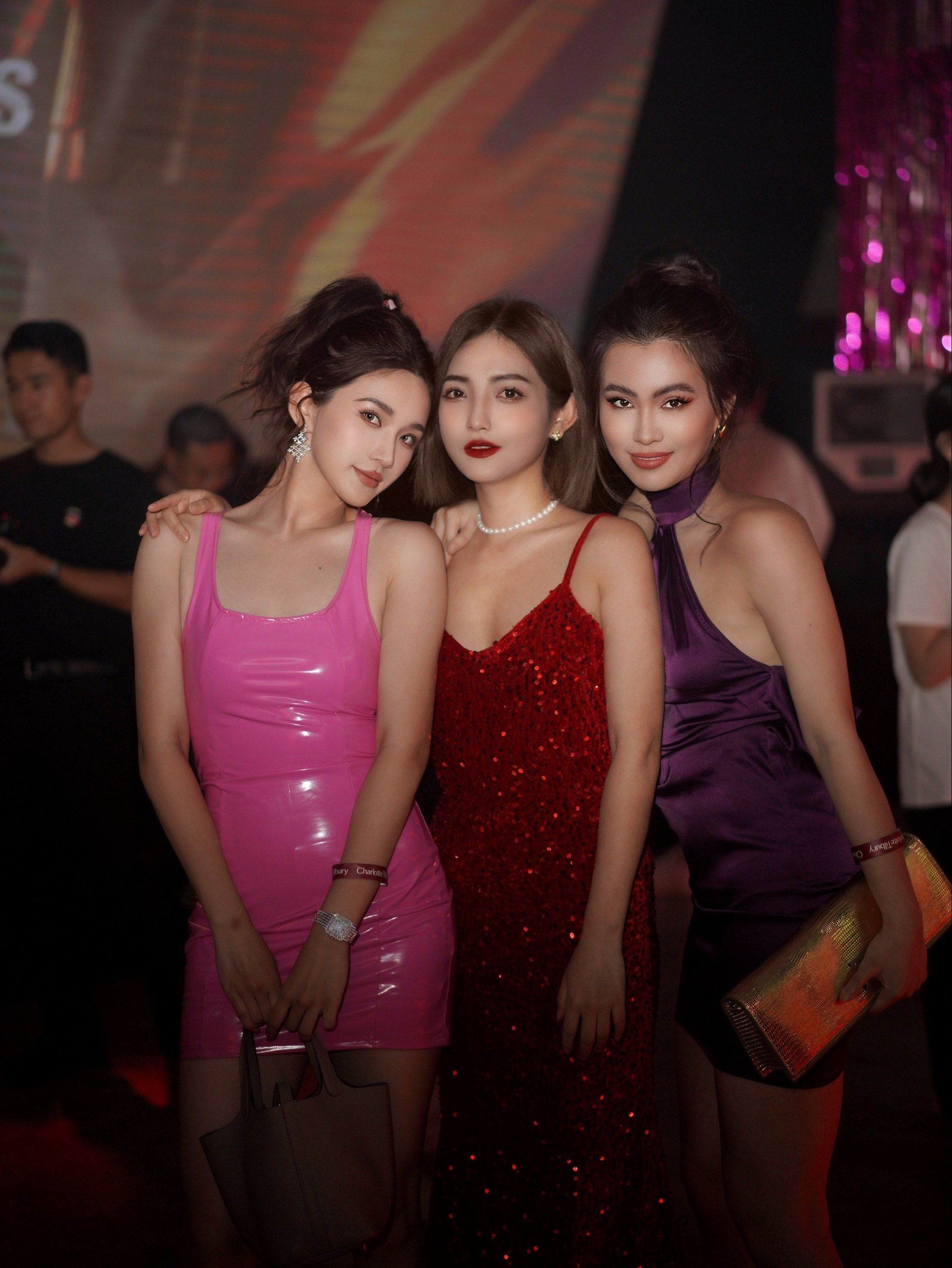 多巴胺穿搭,现场看到很多美女,眼睛都直了!