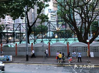 坐在二楼感受香港街道的美是游客们必不可少的一项体验！