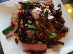 野生菌炒腊肉-石磨豆花家常菜·牦牛排土火锅