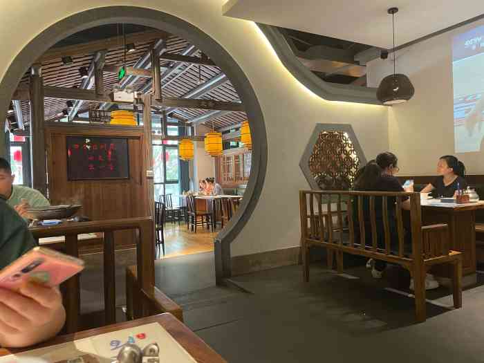 巷陌功夫湘菜(东街口店)-"[薄荷]环境: 第二次光顾,菜品小贵,略.