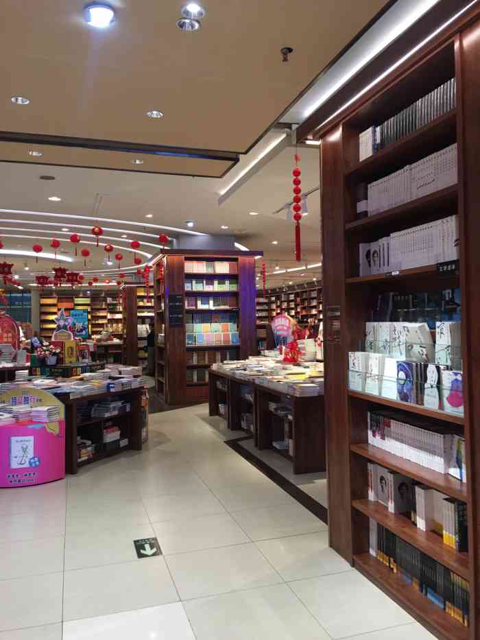 解放碑这家新华书店已经很久很久了现在是越来越好了好几层楼不同的厅