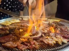 -围炉肉舍•炭烤活鳗•丹东海鲜烤肉(步行街店)