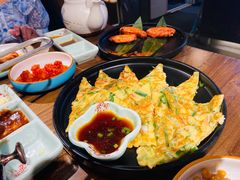 海鲜葱饼-明洞阿姨·韩式酱蟹烤肉·创意料理(三元桥店)
