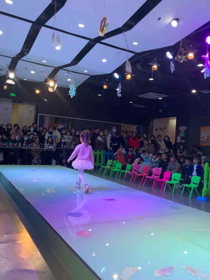 艺鑫文化(龙湖时代天街店)-"与之前门庭若市相比现在这里紧锁的大门让