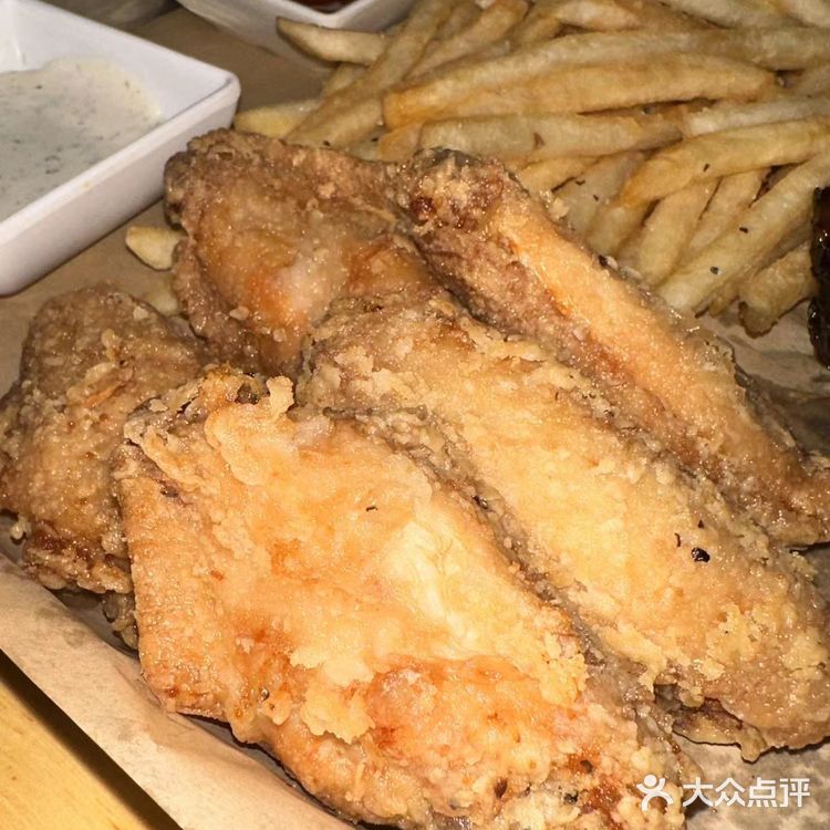 大口喝酒，再和朋友畅聊，看着座位边上那么多外国食客