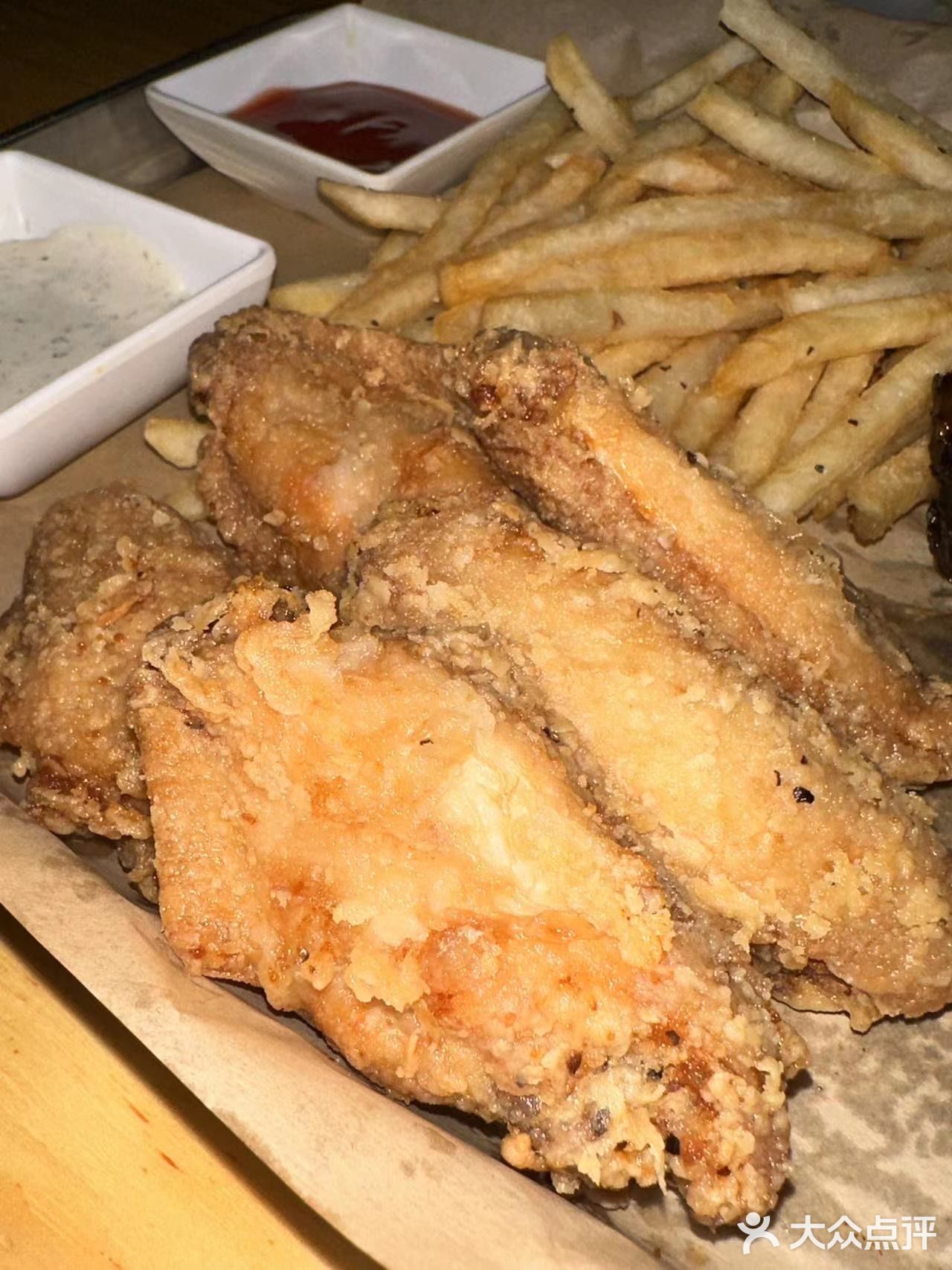 大口喝酒，再和朋友畅聊，看着座位边上那么多外国食客