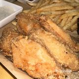 大口喝酒，再和朋友畅聊，看着座位边上那么多外国食客