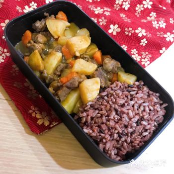 咖喱土豆牛肉糙米饭 黄瓜炒鸡蛋紫薯 西兰花炒牛肉黑玉