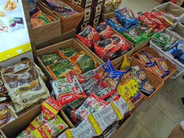 看大众发现了一个华强北的超大零食店,好多进口零食,挑的眼花缭乱.