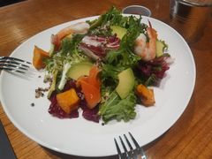 烟熏三文鱼鲜虾藜麦沙拉-HUZI虎滋精酿餐吧(京西大悦城店)