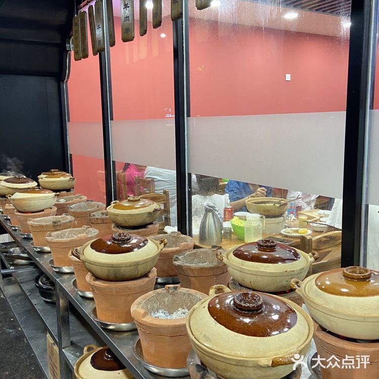 这家人气在武林夜市蛮高的 店外面一排锅在炖羊肉