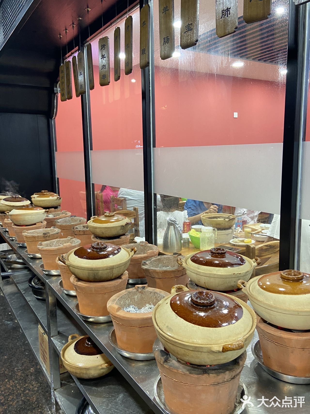 这家人气在武林夜市蛮高的 店外面一排锅在炖羊肉