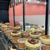 这家人气在武林夜市蛮高的 店外面一排锅在炖羊肉