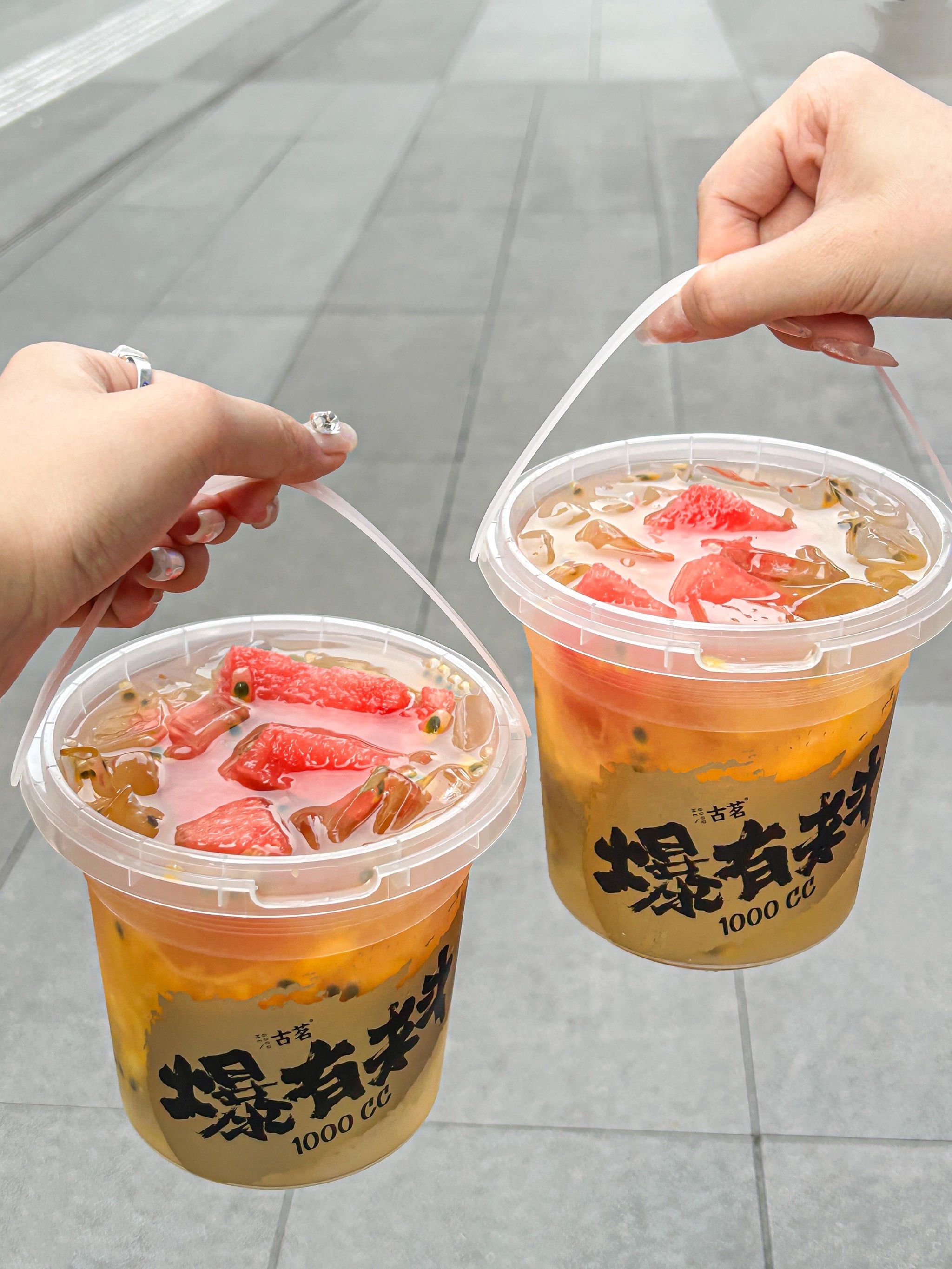 夏天来上一桶水果茶也太过瘾了呀 这一口属实清爽