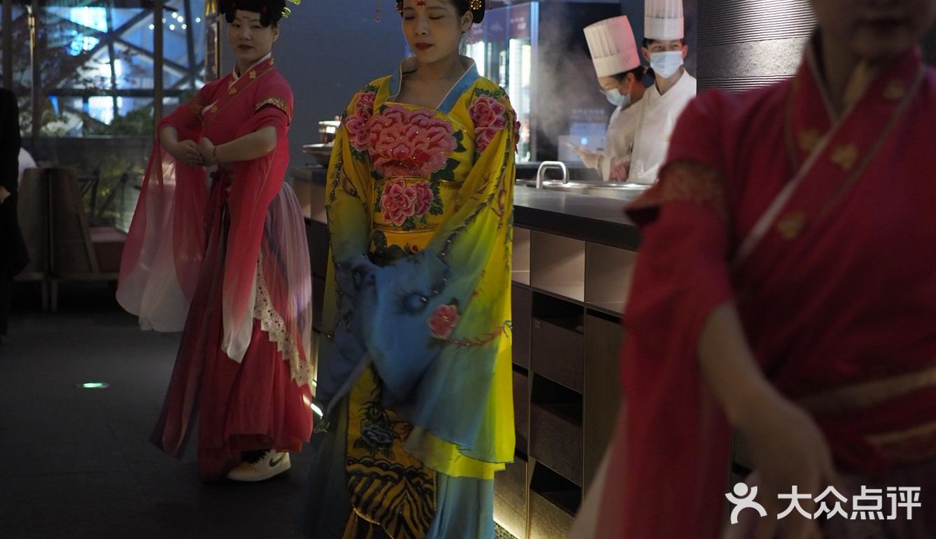 一边吃饭一边欣赏舞蹈，不香吗[胜利]