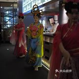 一边吃饭一边欣赏舞蹈，不香吗[胜利]