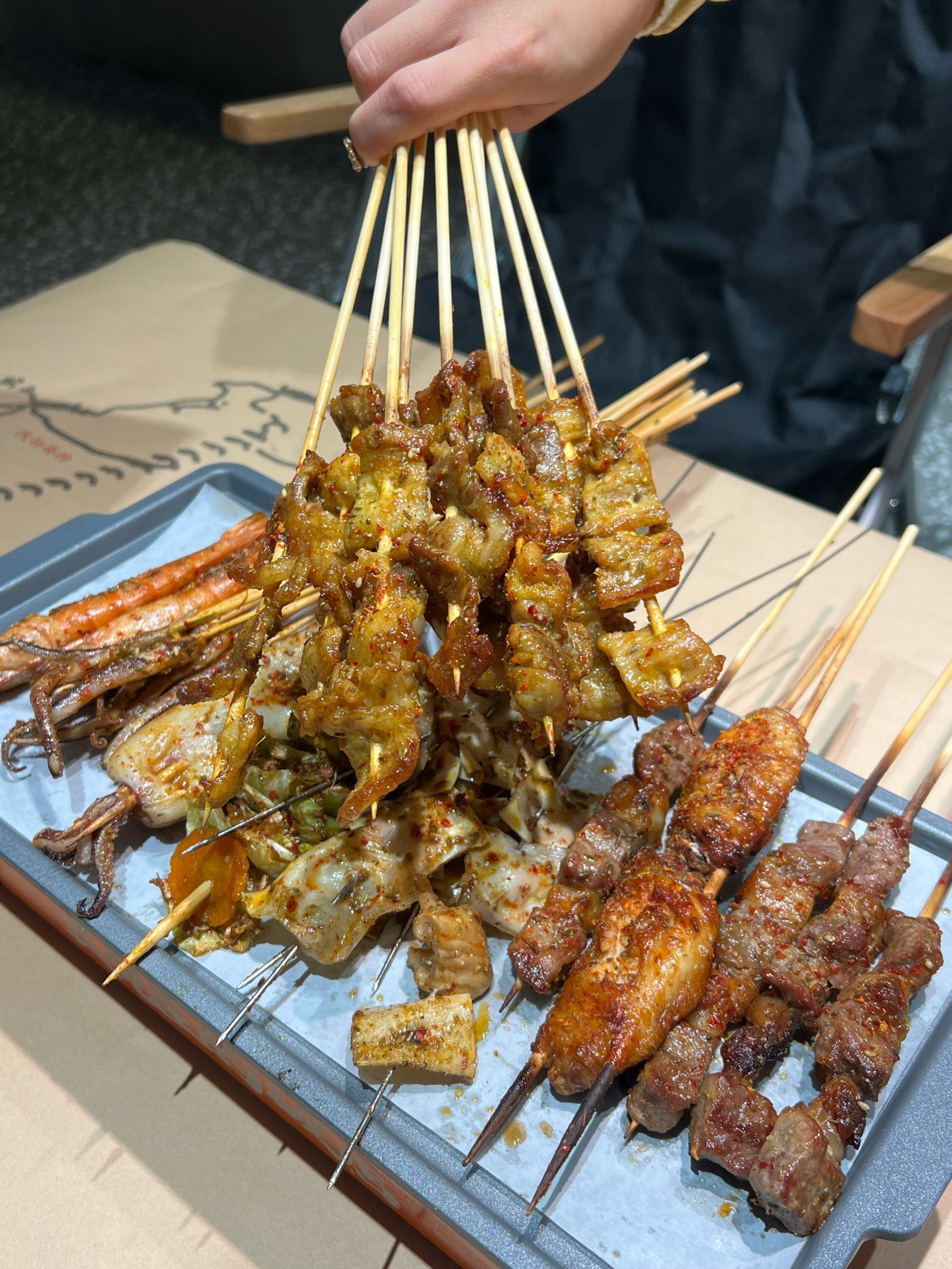 越小串,我开始觉得很不过瘾了,于是投奔了东北烧烤
首先分量真的足