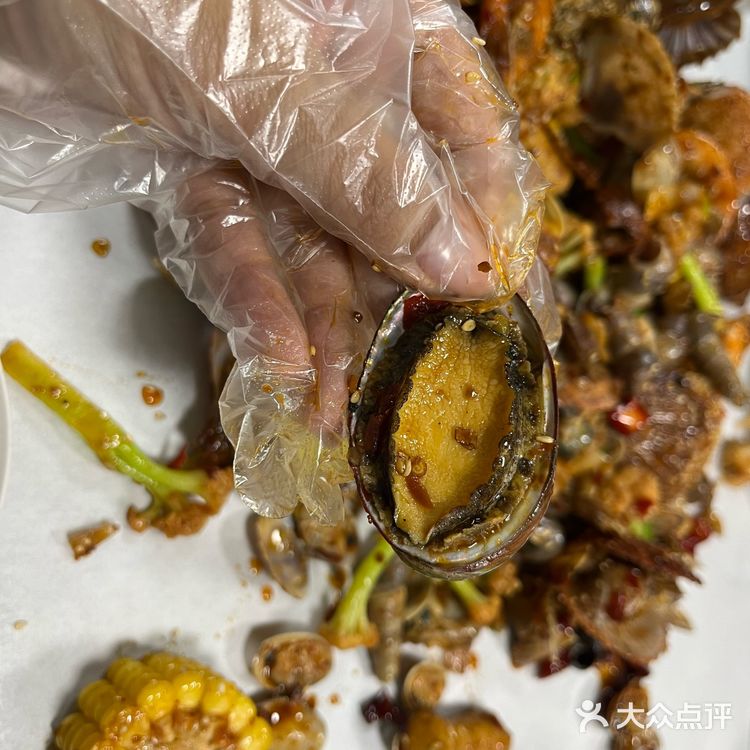 一百左右在青岛吃这么一大桌子海鲜是什么体验!