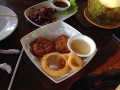 炸鱼饼配洋葱圈-自然餐厅(Phuket)