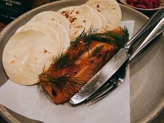 烟熏三文鱼配烤饺子皮和芥末籽酱-BOR Eatery(安福路店)