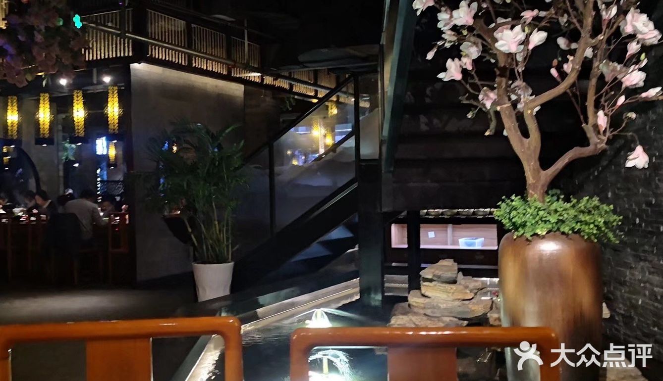 刚进来因为没有位置，服务员让我们在一侧等候，态度很友好