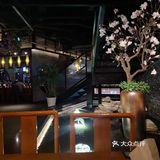 刚进来因为没有位置，服务员让我们在一侧等候，态度很友好