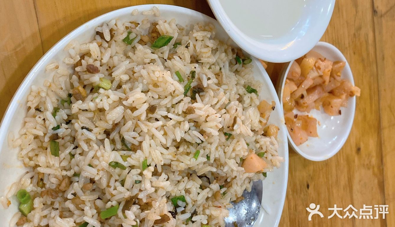 在丽景路上的一家卤味馆  环境： 环境就是一般的餐厅