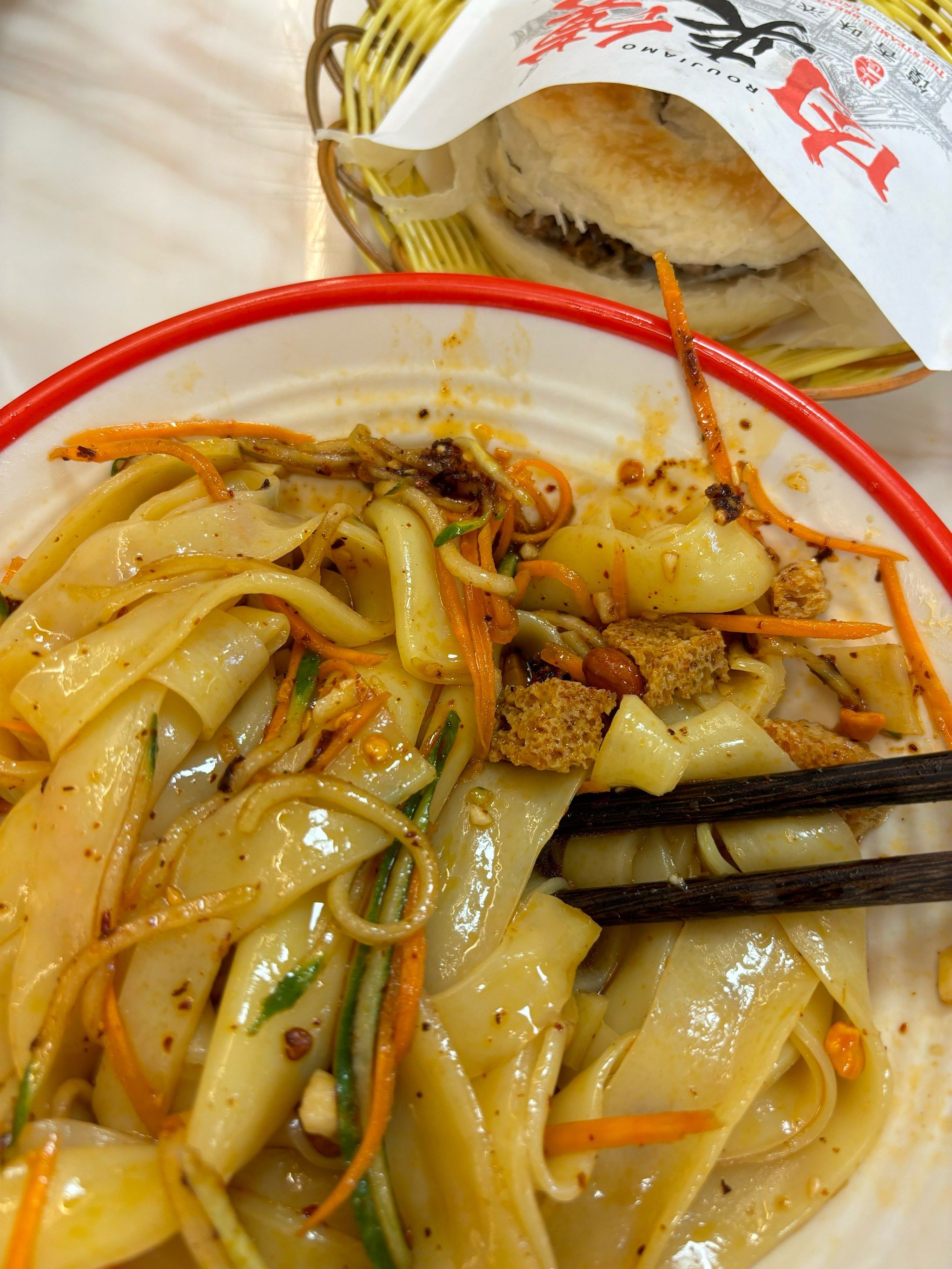 0元玩转这座城#美食凉皮 #没见过这么好吃的擀面皮 #凉皮肉夹馍 馊 