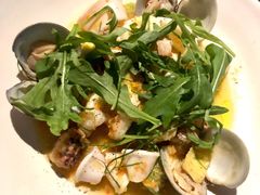 温热海鲜沙拉配牛油果-Mercato莫卡多露台餐厅与酒吧(K11店)