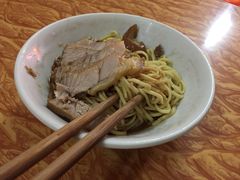 -松树干拌面店