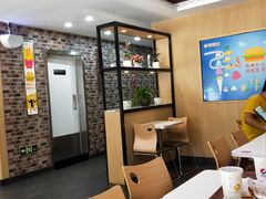 大堂-华莱士·全鸡汉堡(艳粉店)